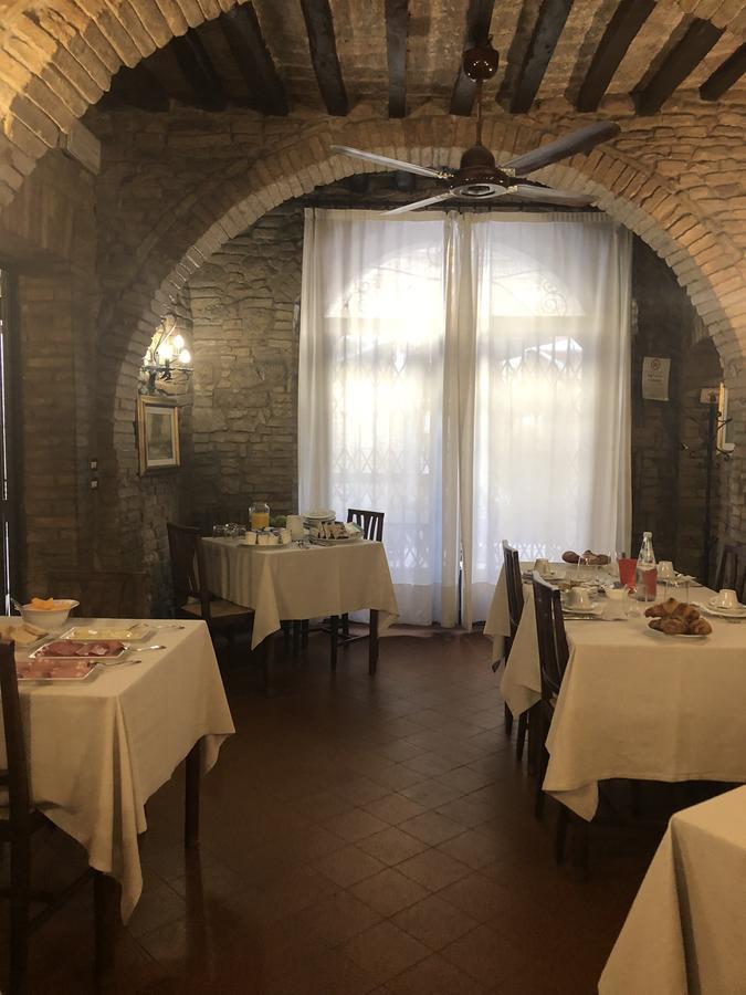 Locanda Il Pino ซานจีมิญญาโน ภายนอก รูปภาพ